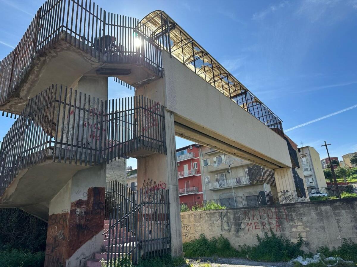 Cavalcavia pedonale pericoloso: studenti a rischio ogni giorno - 