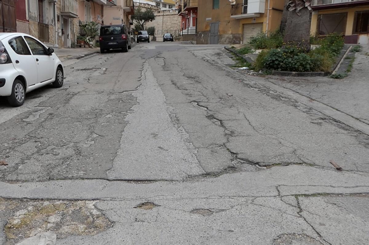 Quartiere in abbandono: strade dissestate e verde trascurato a Ospizio Marino -