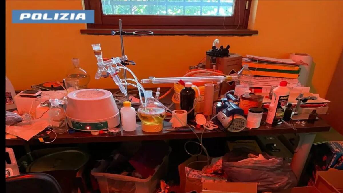 Grande laboratorio di metanfetamina in casa, arrestato studente a Novara - 