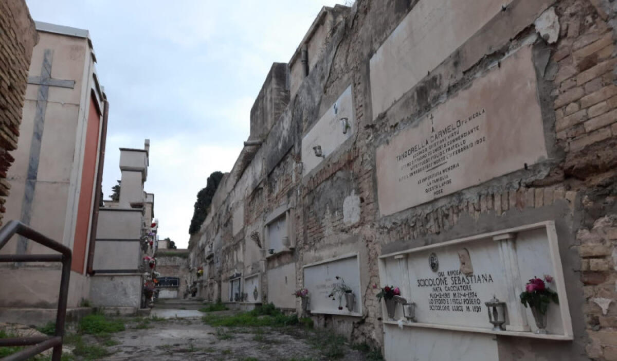 Cartelloni, fotografie e monumentini da rimuovere, Cirignotta e Gnoffo: "Prima i servizi minimi" - 