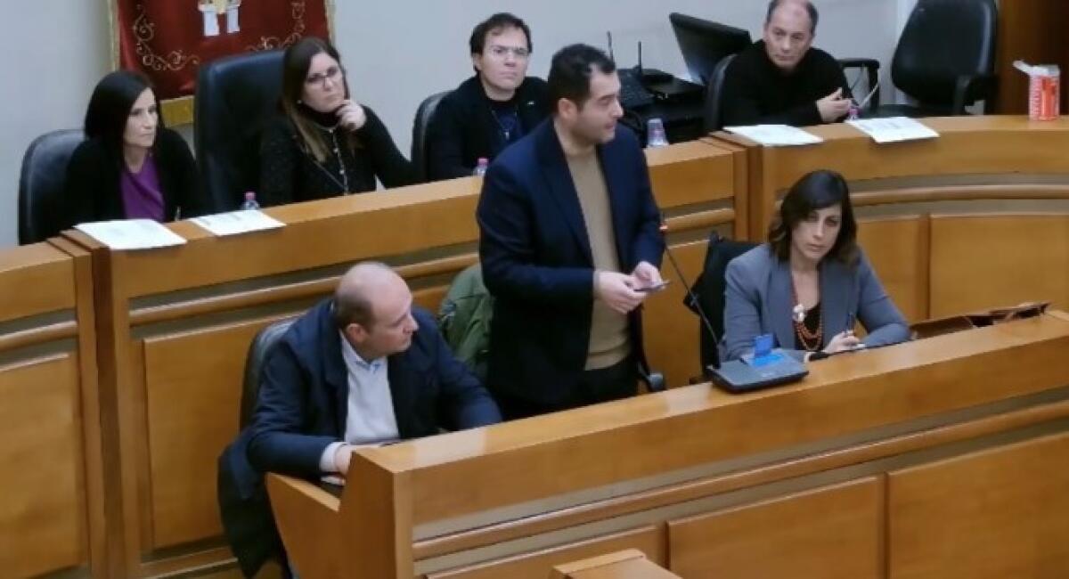 "Grazie, consigliere Giorrannello", Di Stefano risponde all'opposizione: "Panchine collocate per gli amici" -