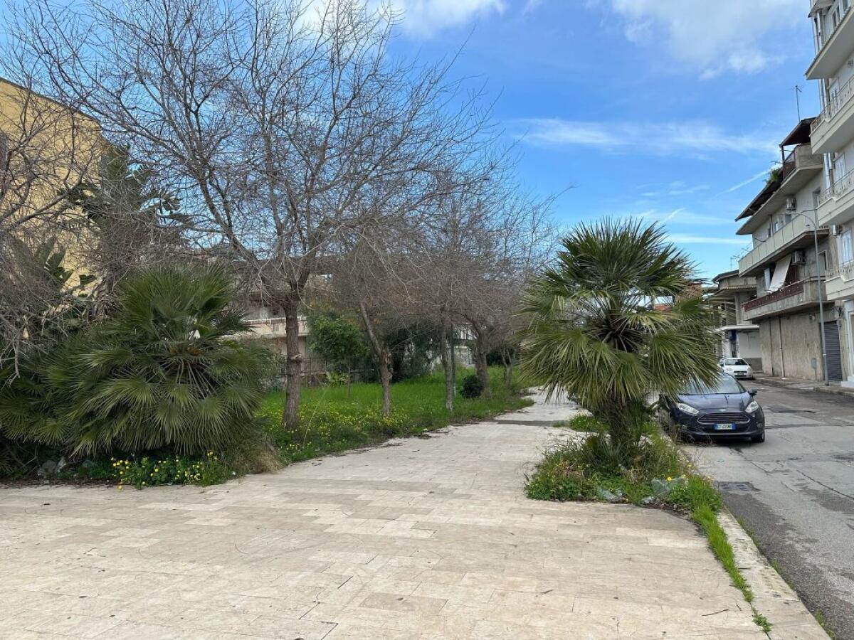 Il giardino pubblico di via Redi nel degrado -