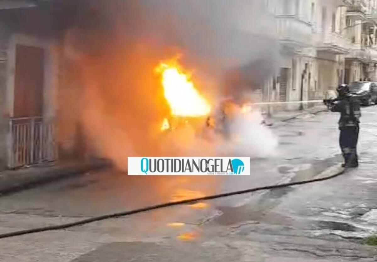 Auto distrutta dalle fiamme in via Sofrone, vettura avvolta dal fuoco -
