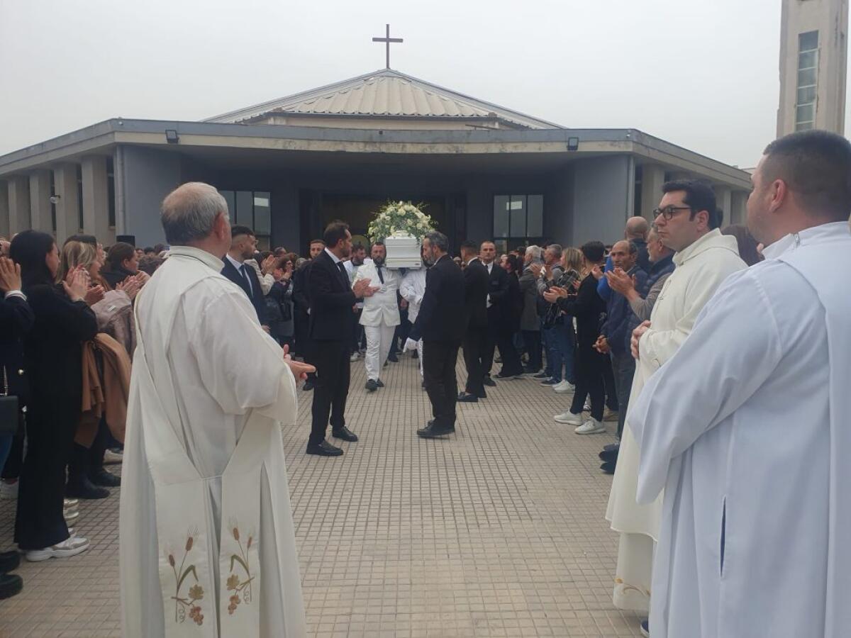 L’ultimo volo di Loris, “Scusa se non abbiamo saputo proteggerti” -