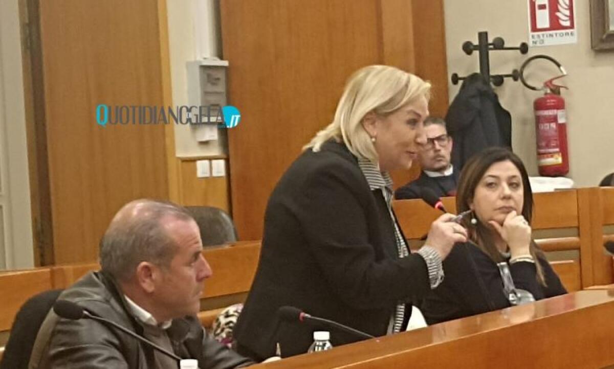 "Tassa di soggiorno? Non è il momento", Irti e Di Benedetto: "Su Borgo Valentina poca chiarezza" - I consiglieri di opposizione Irti e Di Benedetto insieme all'altra esponente di minoranza Cosentino