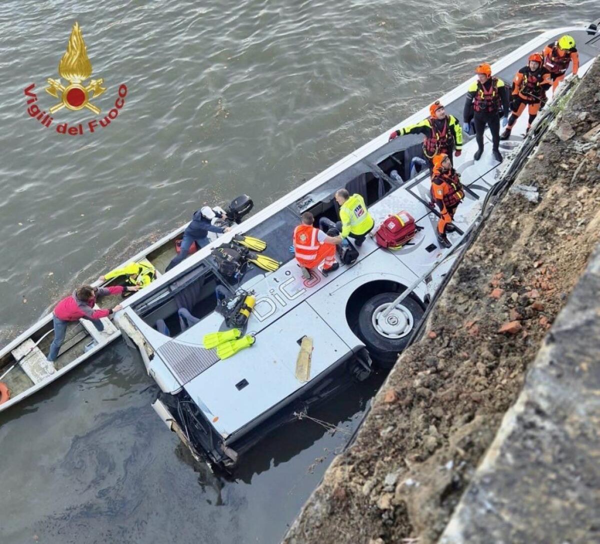 Bus turistico precipita dal ponte in centro a Torino, morto autista - 