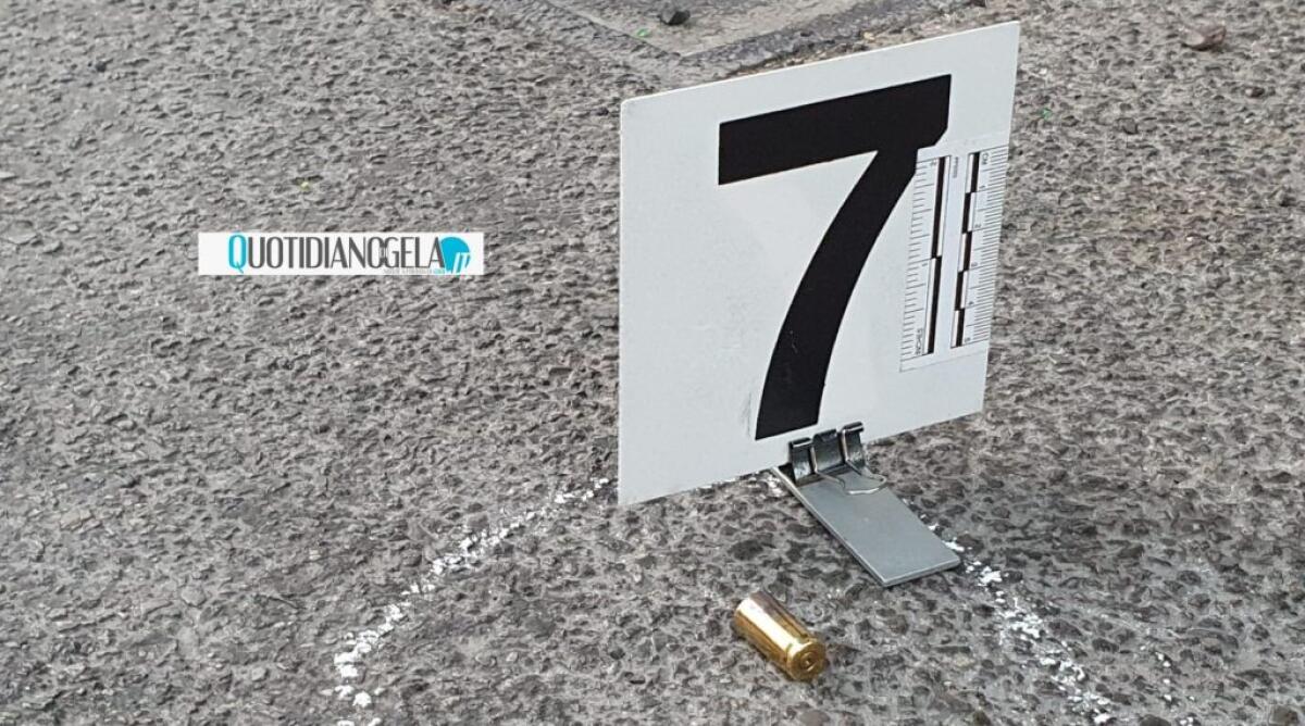 Spari contro un garage per intimidire un rivale, giudizio immediato per un minore -