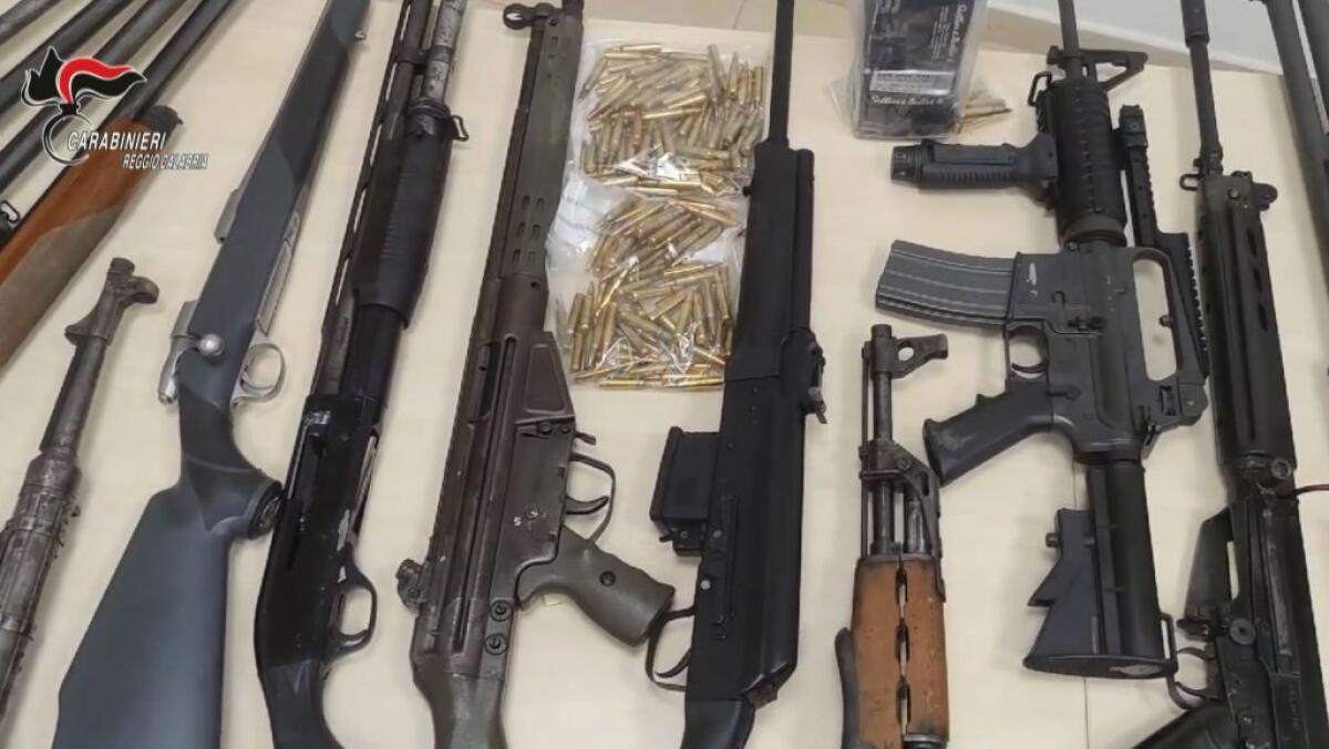 Armi da guerra e cocaina nascoste sottoterra a Gioia Tauro - 