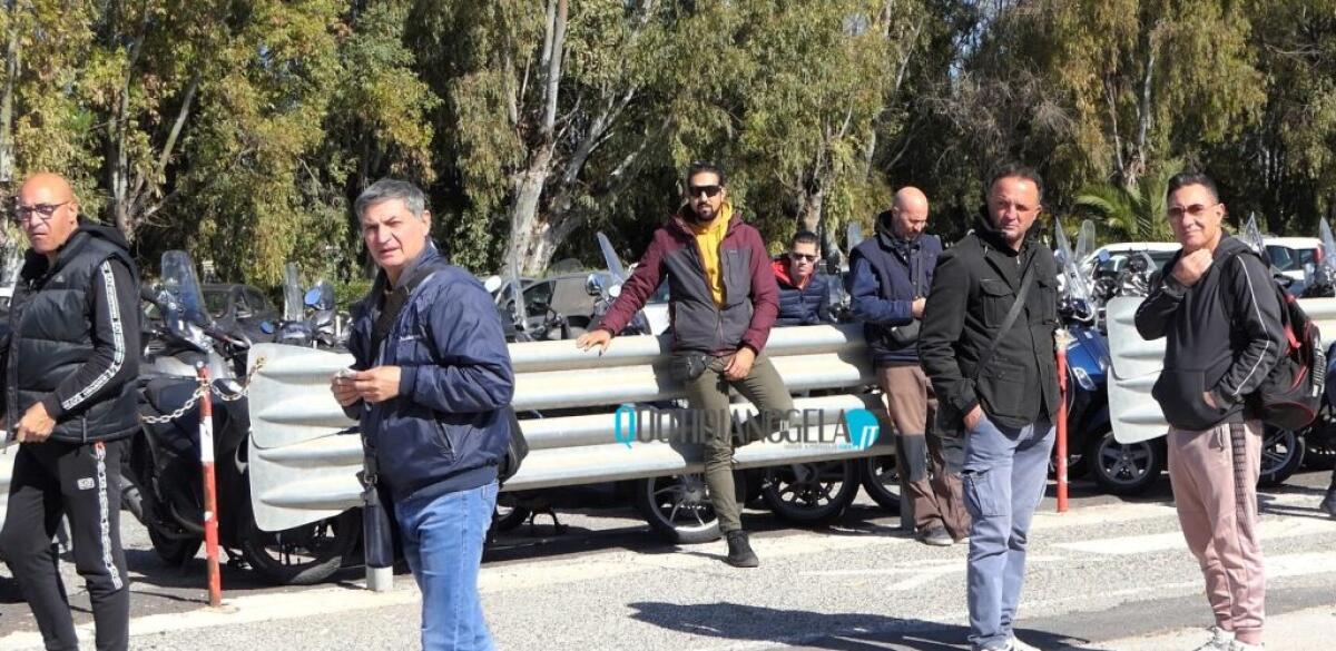 Vertenza Irmes, azienda: "Protesta immotivata, proposte fatte ai lavoratori non sono irricevibili" - Lavoratori Irmes davanti all'ingresso della bioraffineria