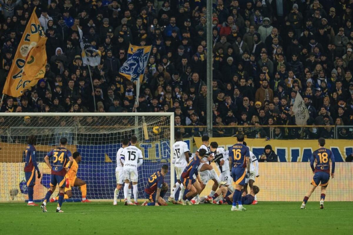 La Roma vince a Parma 1-0 con una magia di Soulè -