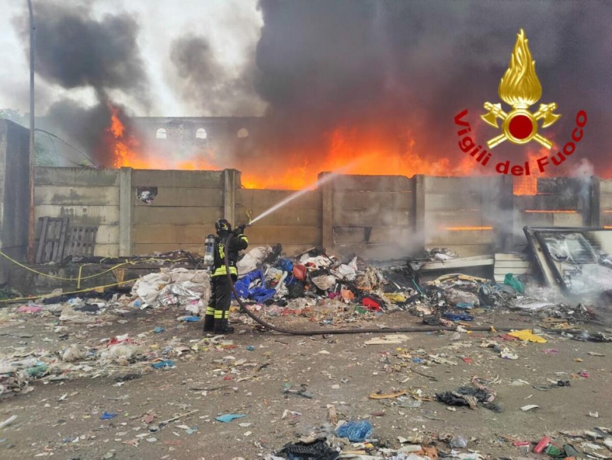 Incendio a Catania, cumuli di rifiuti in fiamme -