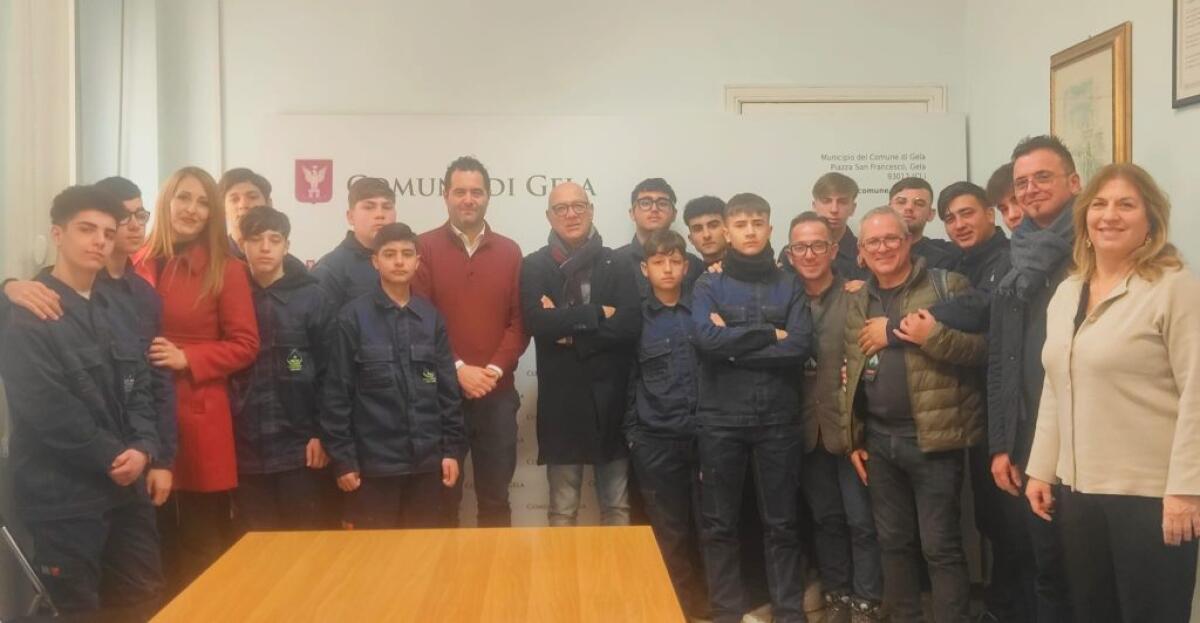 Decoro e pulizia, gli studenti del Cirs realizzano posacenere per viale Mediterraneo - 