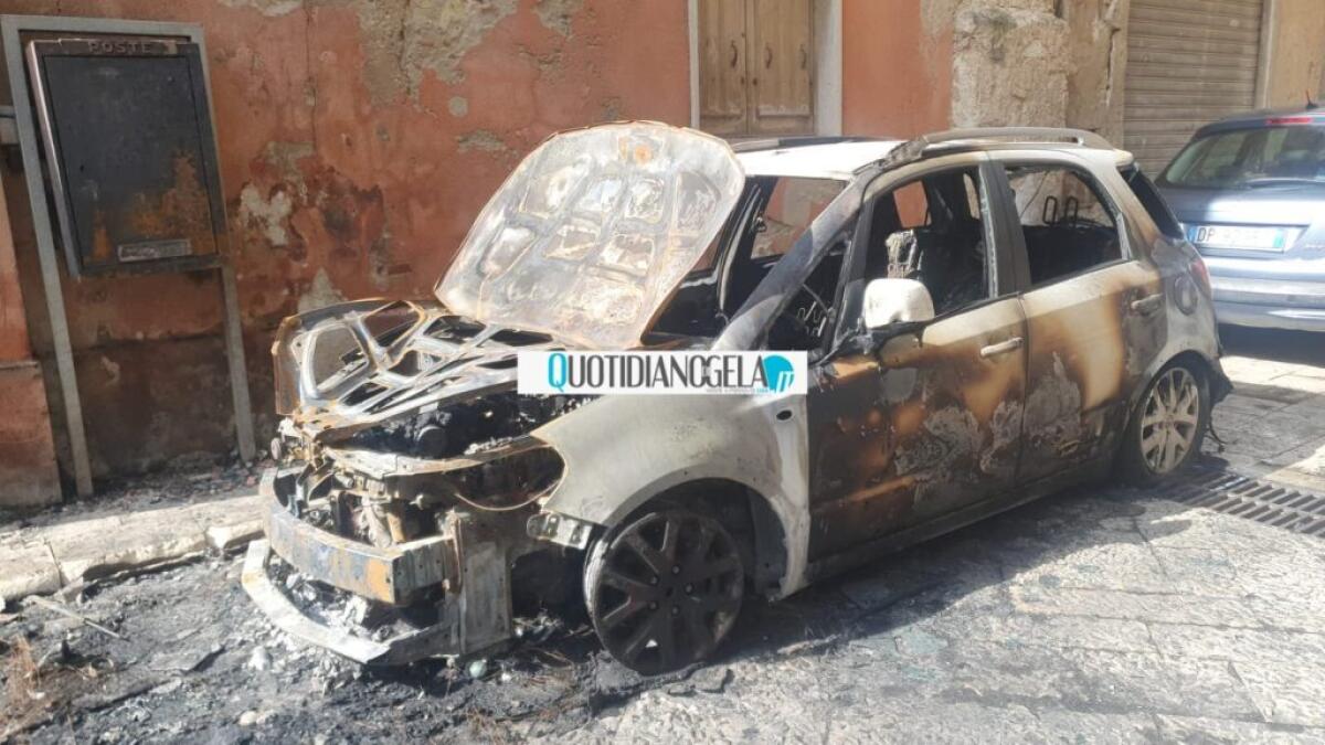Incendiate altre due auto, roghi in piazza Sant'Agostino e in via Risorgimento -