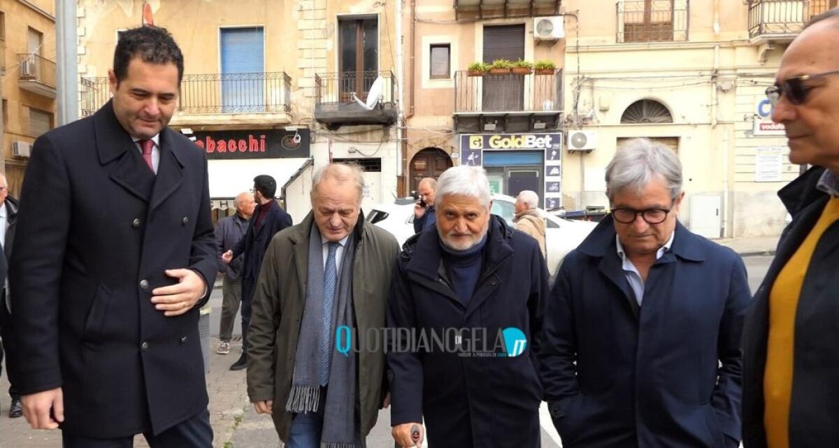 Dem pronti a sostenere Di Stefano e il "modello Gela" per le provinciali: sono freddi sul nuovo assessore - Di Stefano e i dem durante la visita del presidente dell'antimafia Cracolici