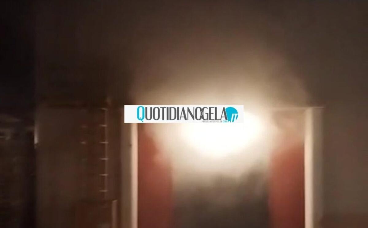 Rogo a Settefarine, fiamme in un capannone -