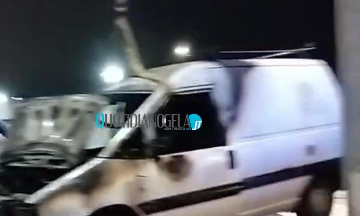 Guasto a un furgone in transito, le fiamme hanno avvolto il mezzo - 