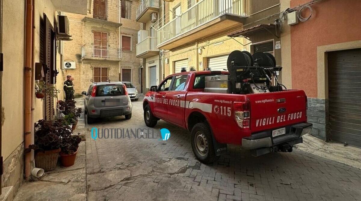 Pesanti calcinacci giù da un balcone in via Fazzello, zona transennata -