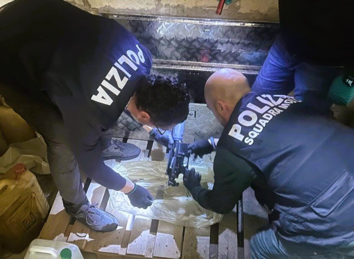 La Polizia scopre un arsenale di armi a Gela, arrestato un cinquantenne -