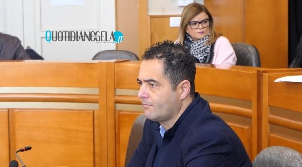 Bilancio, verifica in municipio dopo lo "sblocca royalties": "Bozza entro il 17 febbraio" - Il sindaco Di Stefano e il dirigente Bonfirraro