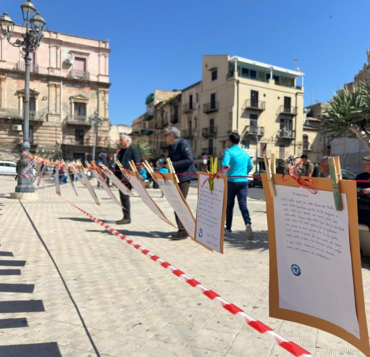 La poesia degli studenti del Vittorini invade Piazza Umberto I - 