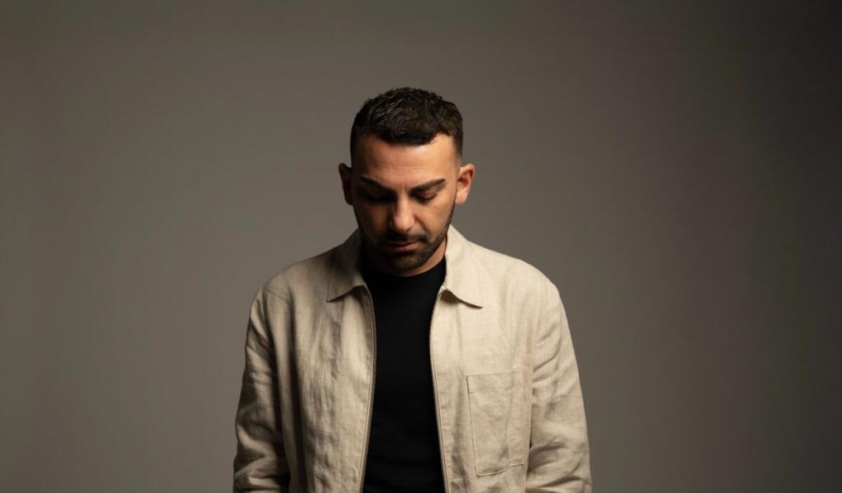 Emanuele Salinitro presenta il nuovo singolo “Al centro di me” -