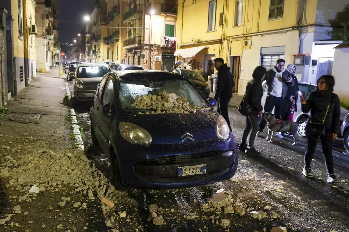 Scossa di terremoto 4.4 ai Campi Flegrei, paura e gente in strada -