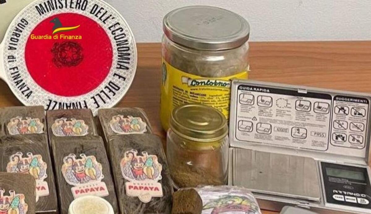 Due chili di hashish nell'auto, due arresti della Guardia di Finanza - 