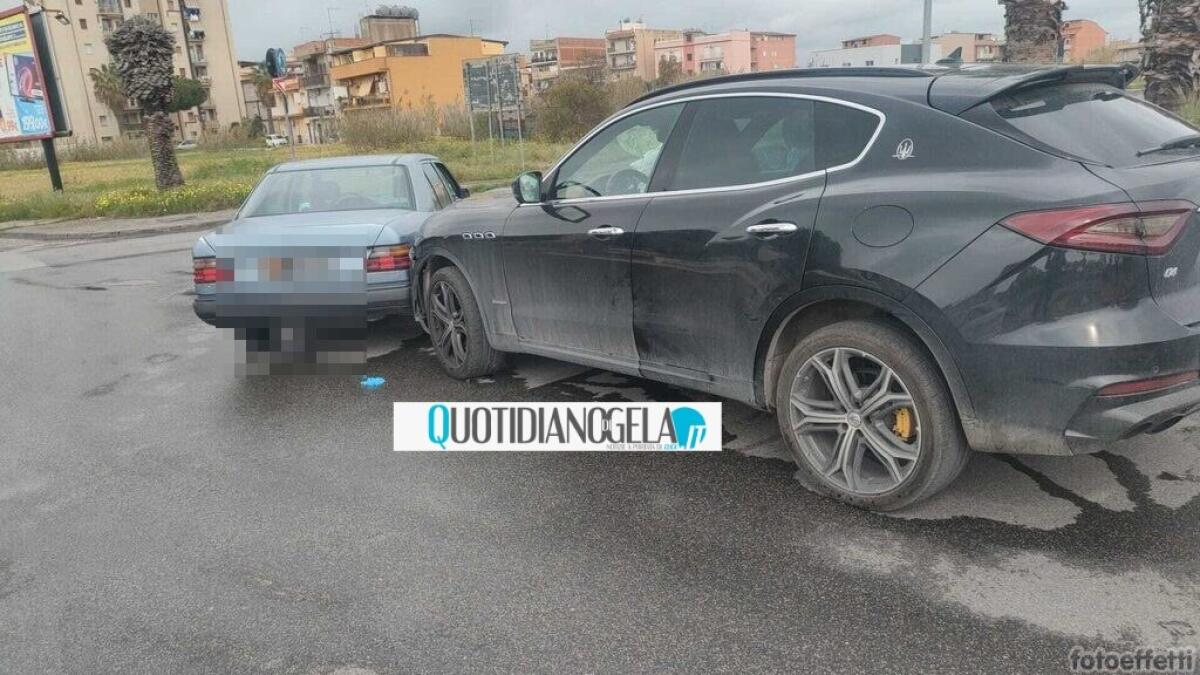 Impatto stradale a ridosso del tribunale, scontro tra una vecchia Mercedes e una Maserati -