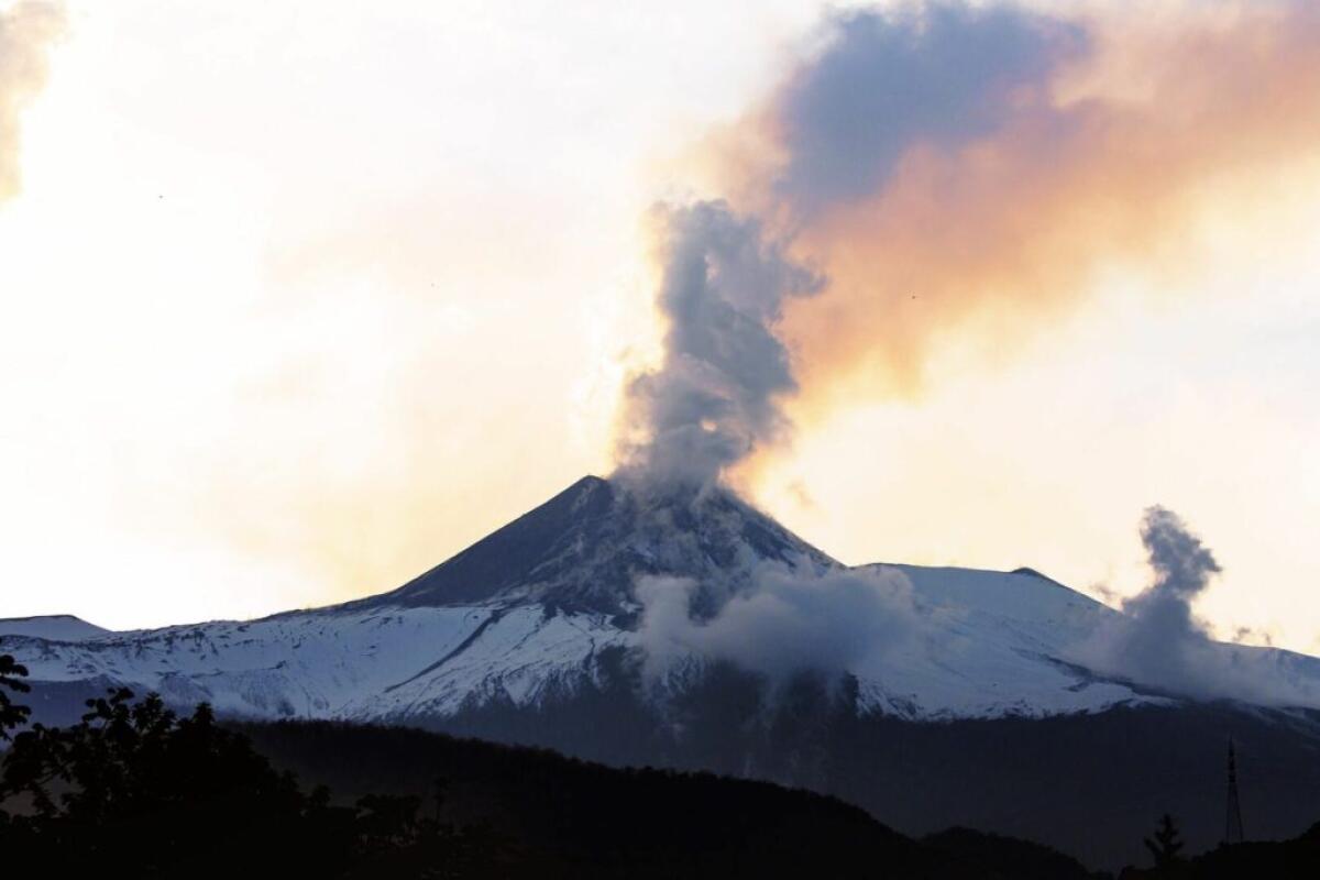 Eruzione dell’Etna, ripristinata la regolare attività di volo da e per Catania. Soccorso escursionista -