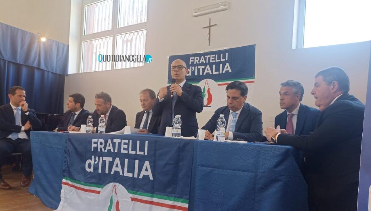 Affondo dei liberali: "Tra i meloniani qualche impresentabile ma Grisanti ha esperienza, Pli cresce" - Parlamentari e dirigenti FdI durante il congresso della scorsa settimana