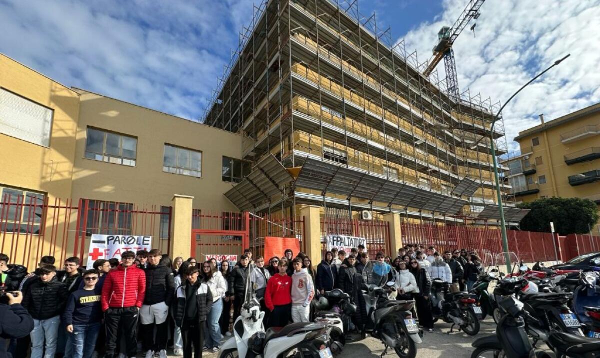 Protesta allo Sturzo: "Lavori bloccati da luglio, non viene garantito il diritto allo studio" -