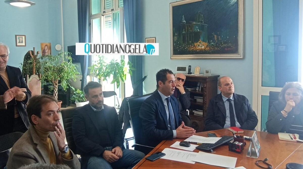 Passaggi amministrativi delicati e liste per le provinciali: strategie al vaglio del sindaco e degli alleati - Il sindaco Di Stefano insieme agli alleati