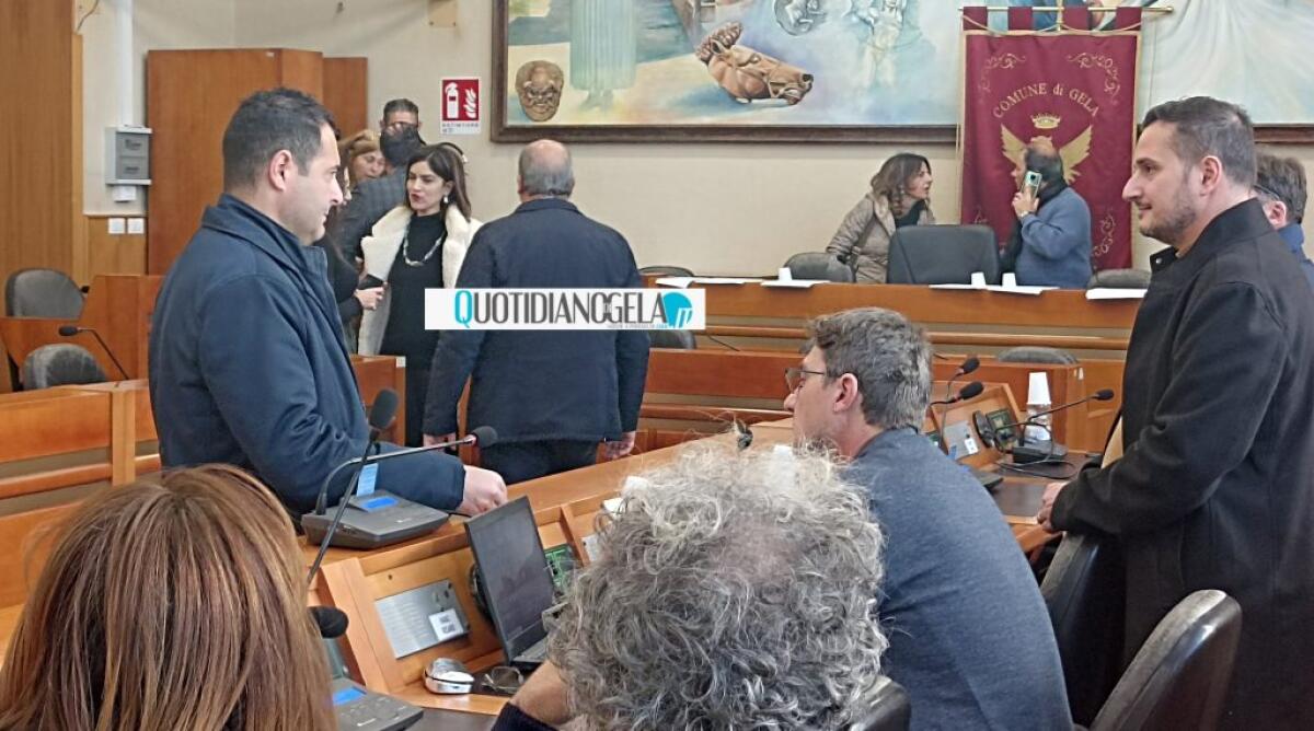 Assessori e dirigenti allo stesso tavolo, bilancio decisivo: sindaco spinge sulle priorità - Il sindaco in consiglio comunale insieme a esponenti di maggioranza