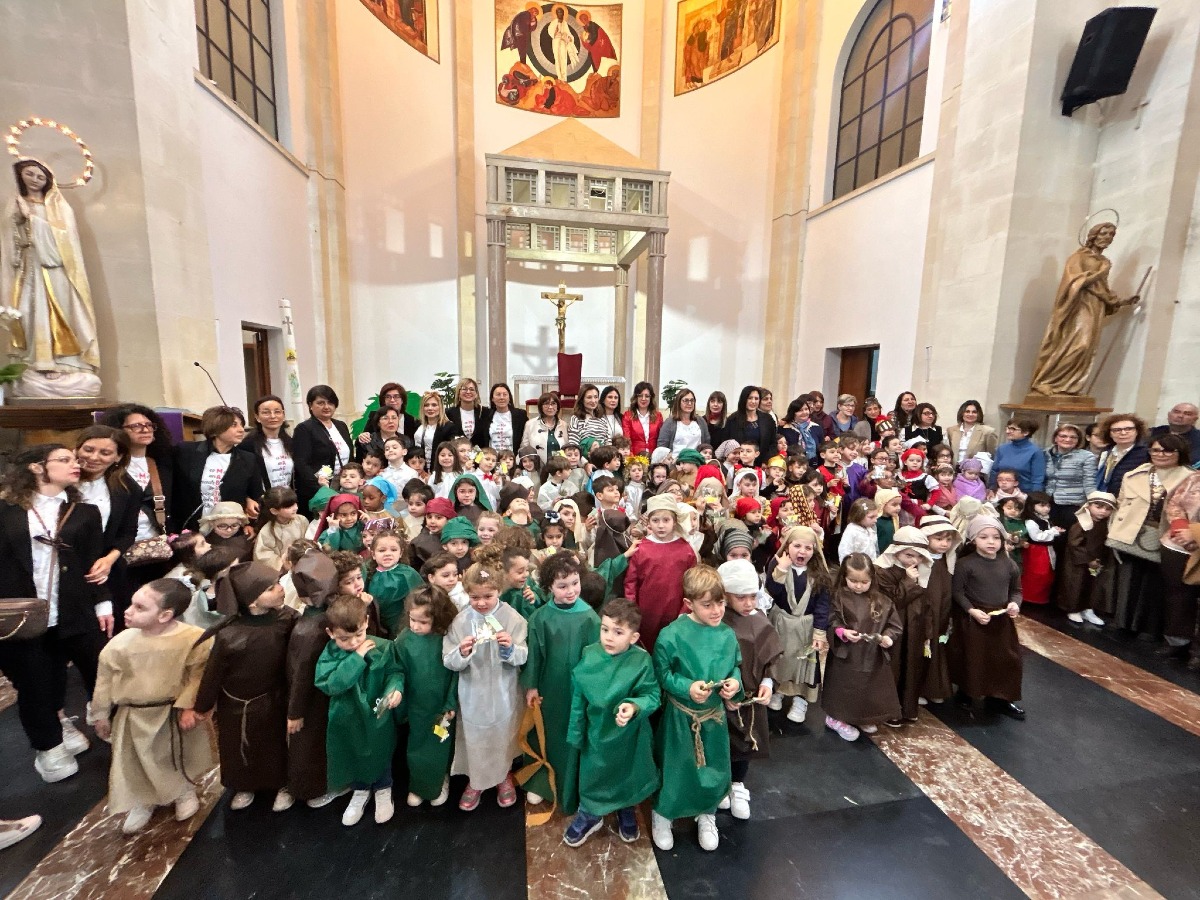 I bambini dell'infanzia portano in scena la Passione di Cristo -