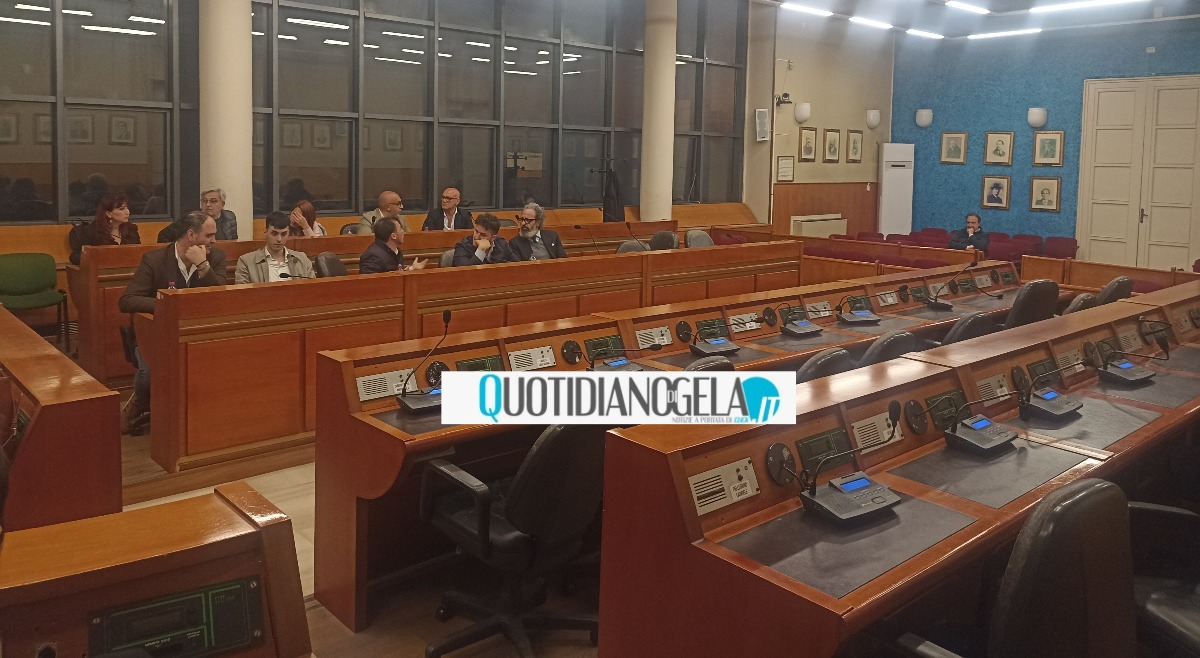 Immobili abusivi, subito frenata in consiglio comunale: manca il numero legale 