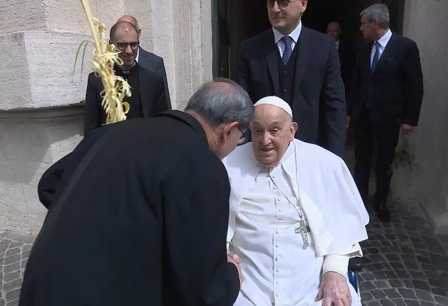 Il Papa a sorpresa in piazza San Pietro “Buona Settimana Santa” -