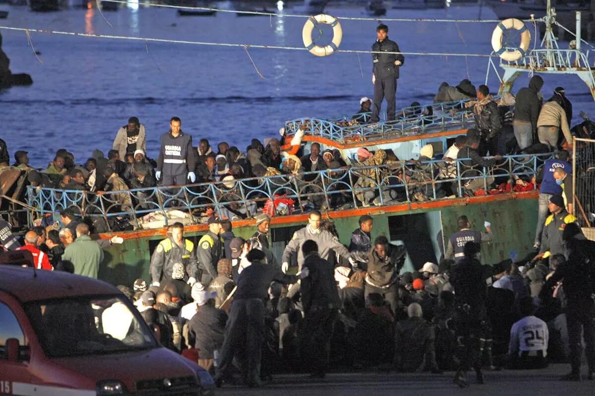 Sbarco di 344 migranti a Lampedusa, soccorsi e accompagnati all’hotspot -