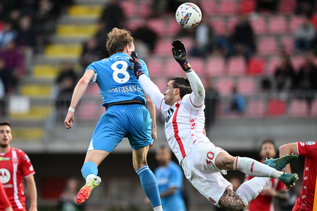 Il Napoli fatica ma batte il Monza, agganciata l’Inter - 