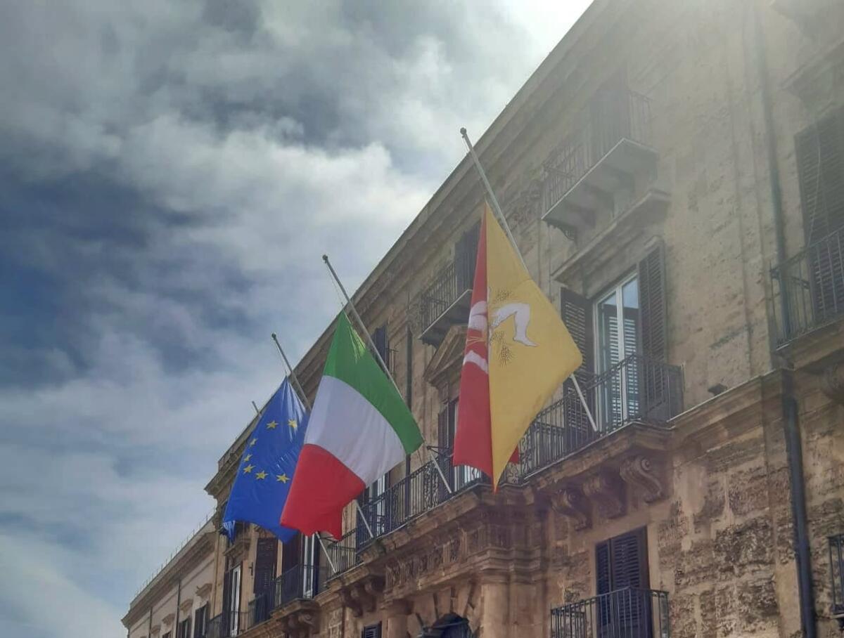 Papa Francesco, bandiere a mezz’asta in segno di lutto in tutta la Sicilia -