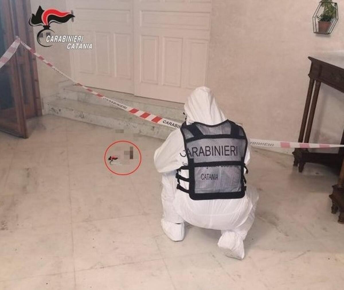 Tragedia nel Catanese, spara e uccide il figlio durante una festa -