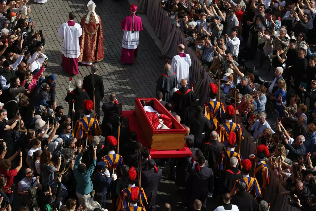 Papa, il feretro nella Basilica di San Pietro -
