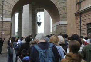 Fila di fedeli per rendere omaggio alla tomba di Papa Francesco - 