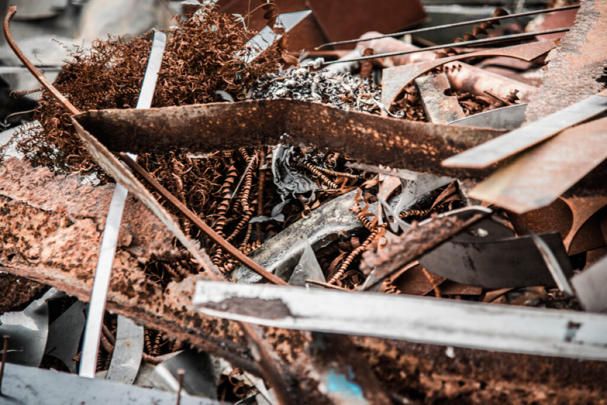 Una vasta area per il materiale ferroso, indagine tocca anche un operatore  - 