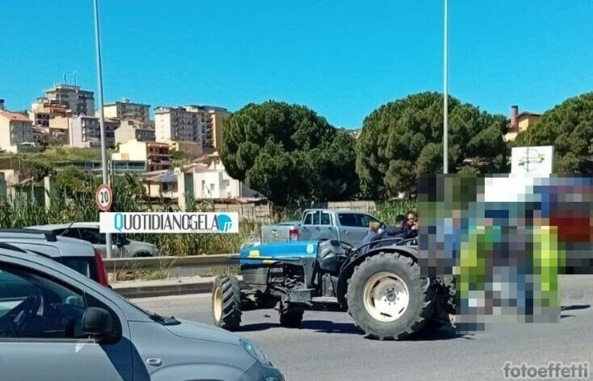 Via Venezia, impatto tra un trattore e una moto - 