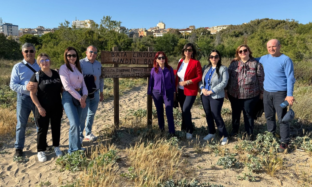 Un'area abbandonata trasformata in giardini e baie sul lungomare, visita della commissione e degli assessori - 