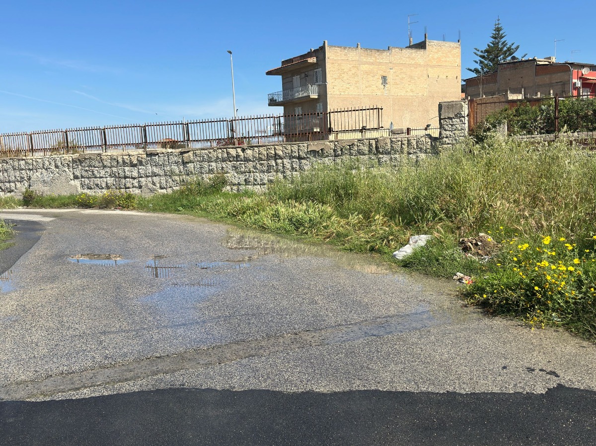 Da oltre due mesi perdite d’acqua e degrado in via Segrè