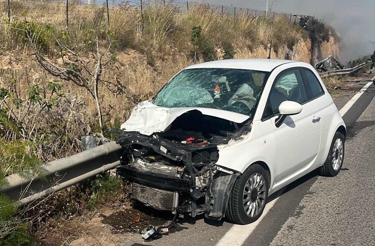 Marina di Ragusa, incidente mortale: fiamme e una vittima - Foto Franco Assenza