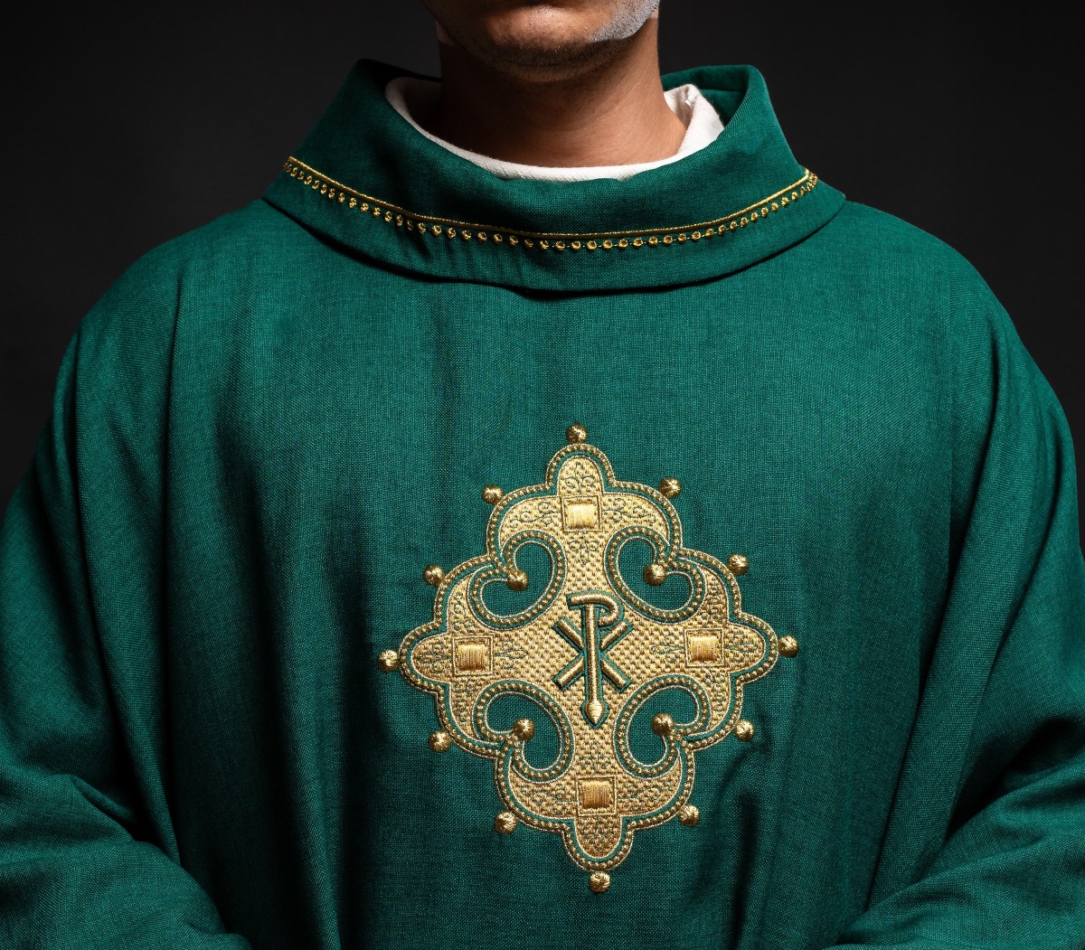 Il significato degli abiti liturgici in diverse culture del mondo - 