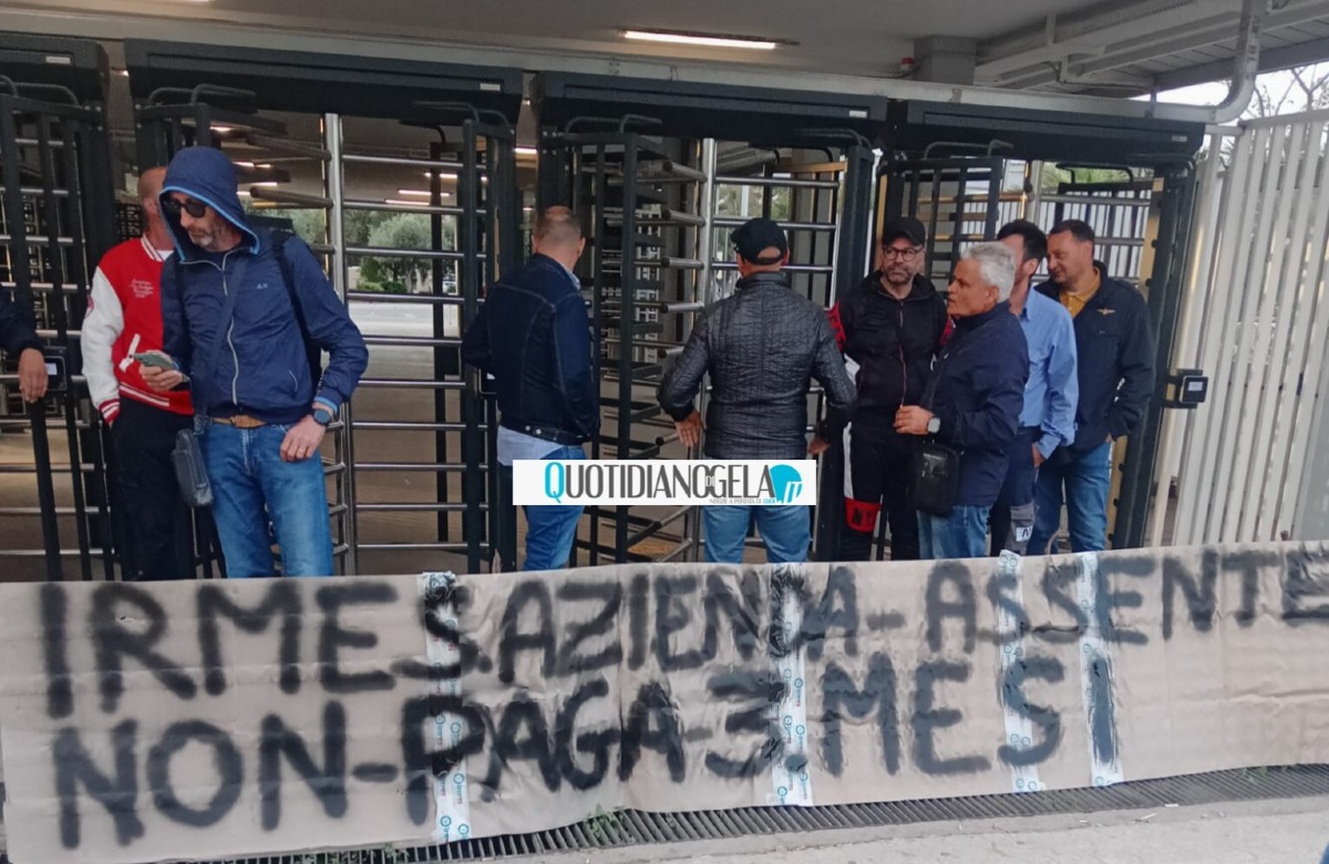 Irmes, senza stipendi da mesi i lavoratori davanti ai tornelli della bioraffineria 