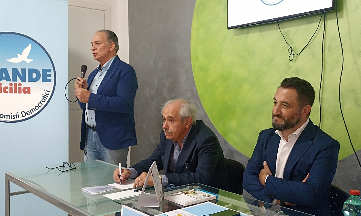 "Grande Sicilia decisiva per Tesauro", Lombardo: "Da Di Stefano ci aspettiamo coerenza" - Lombardo insieme a Caci e Cancelleri